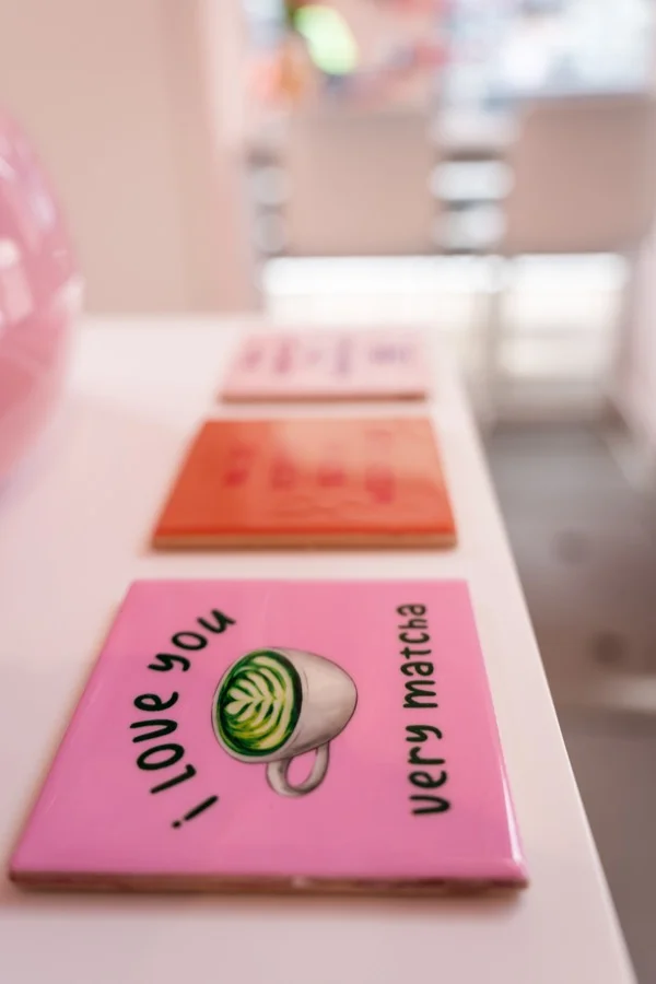 Roze siertegel met de tekst 'I love you very matcha' in het interieur van IJs & Lekkers